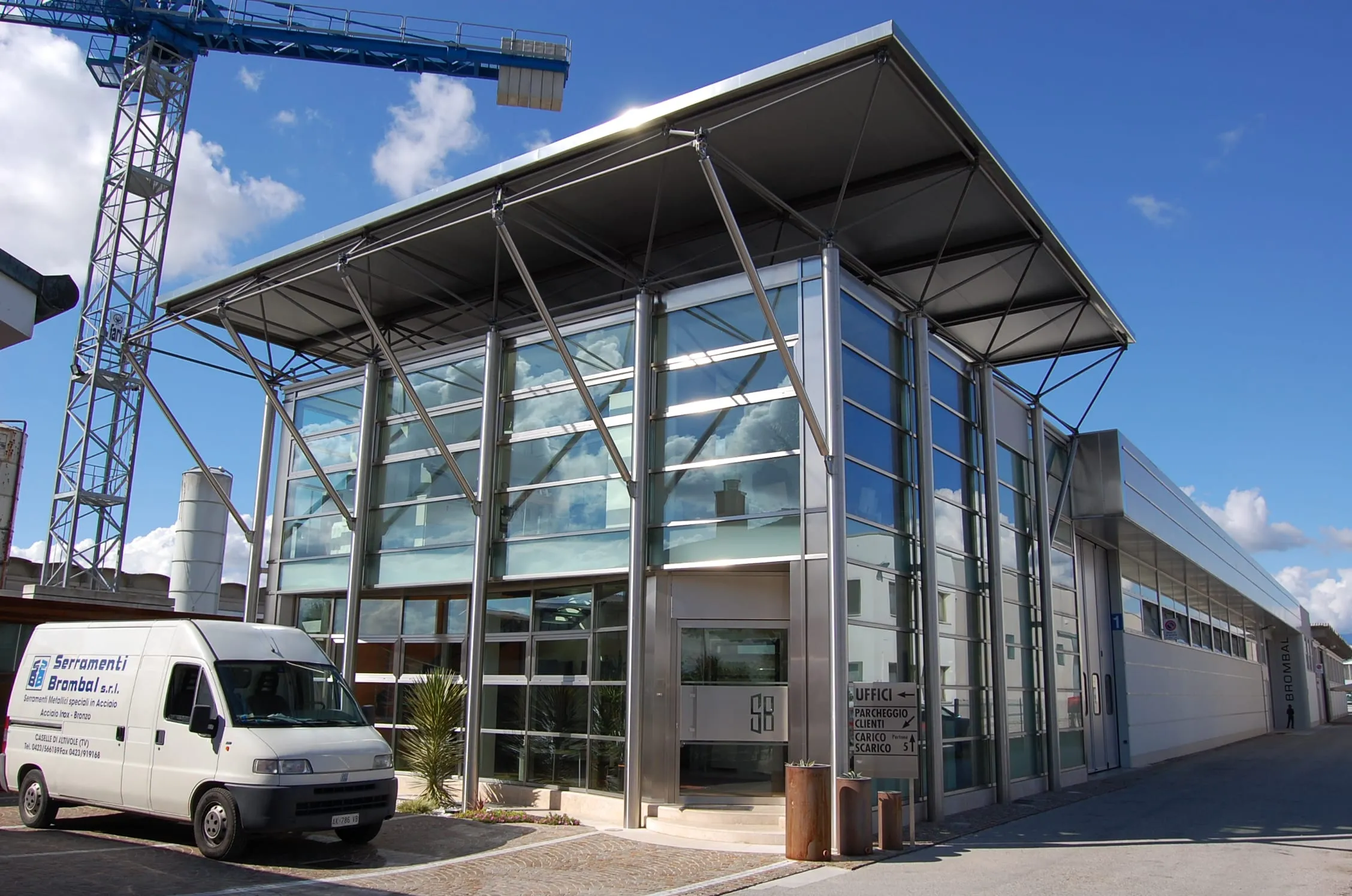 Uffici Brombal, edificio vetrato con pensilina in acciaio