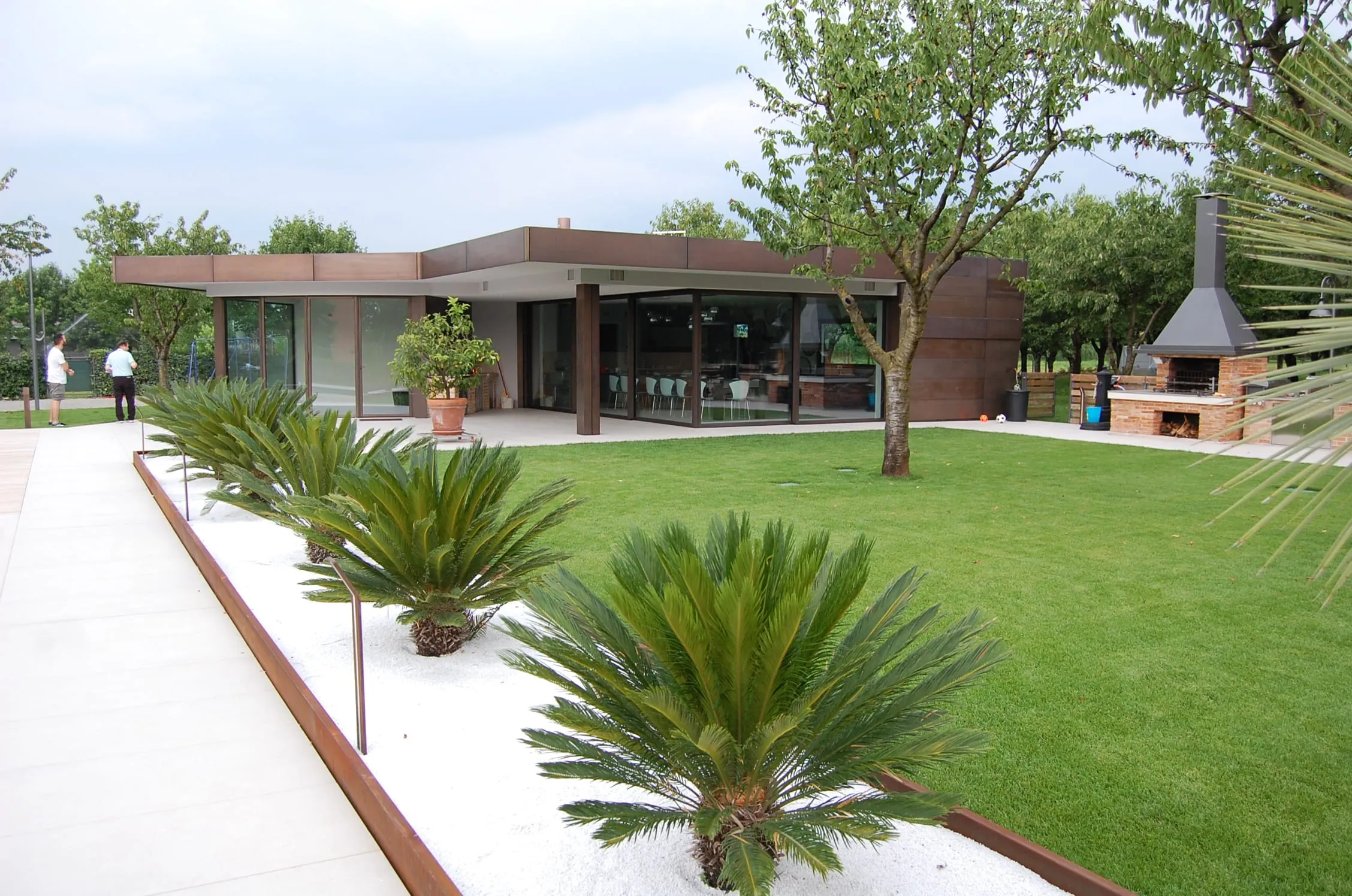 Piscina Brombal, giardino con padiglione vetrato