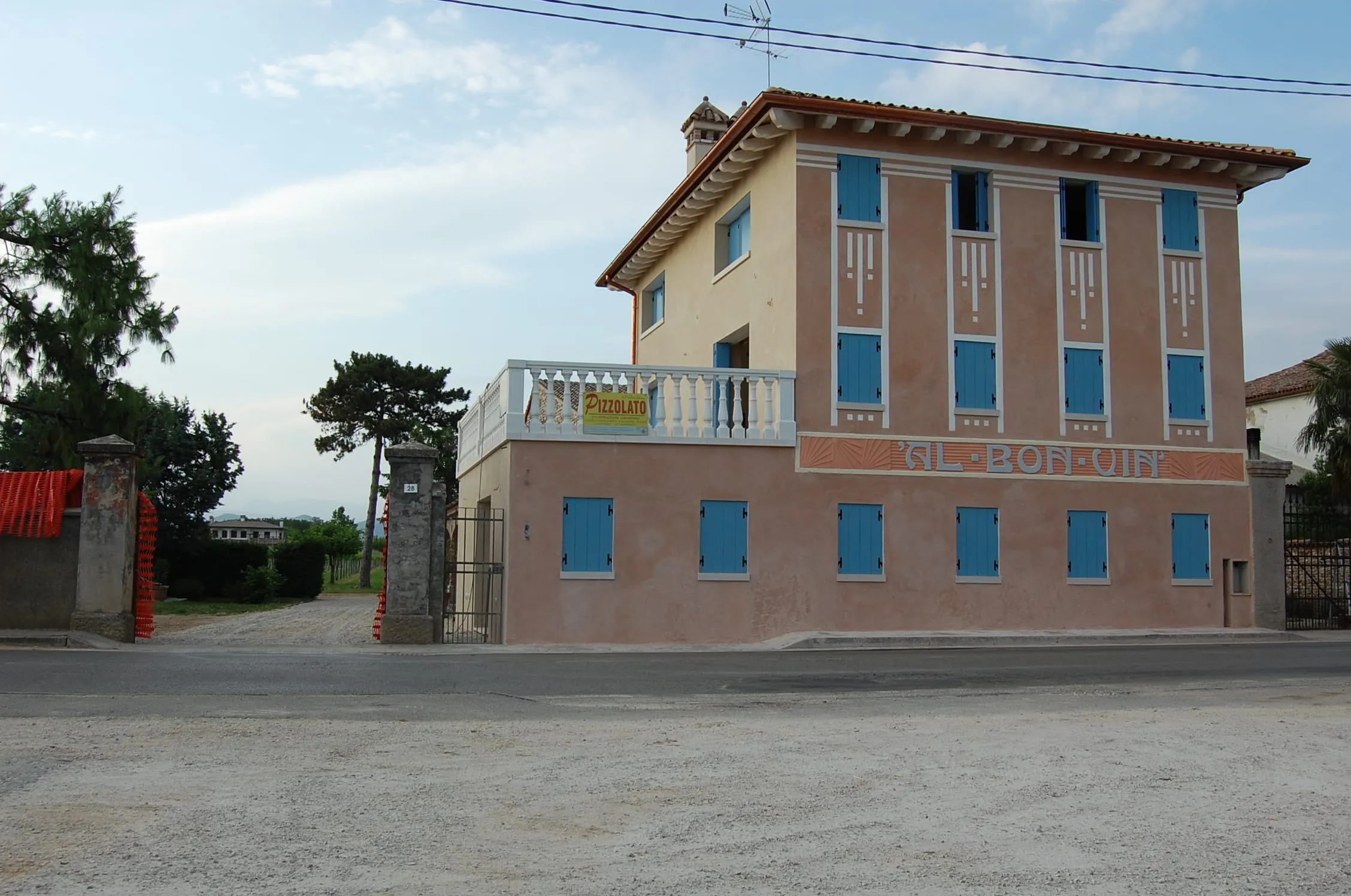 Casa GU, facciata dell’edificio storico dopo la ristrutturazione