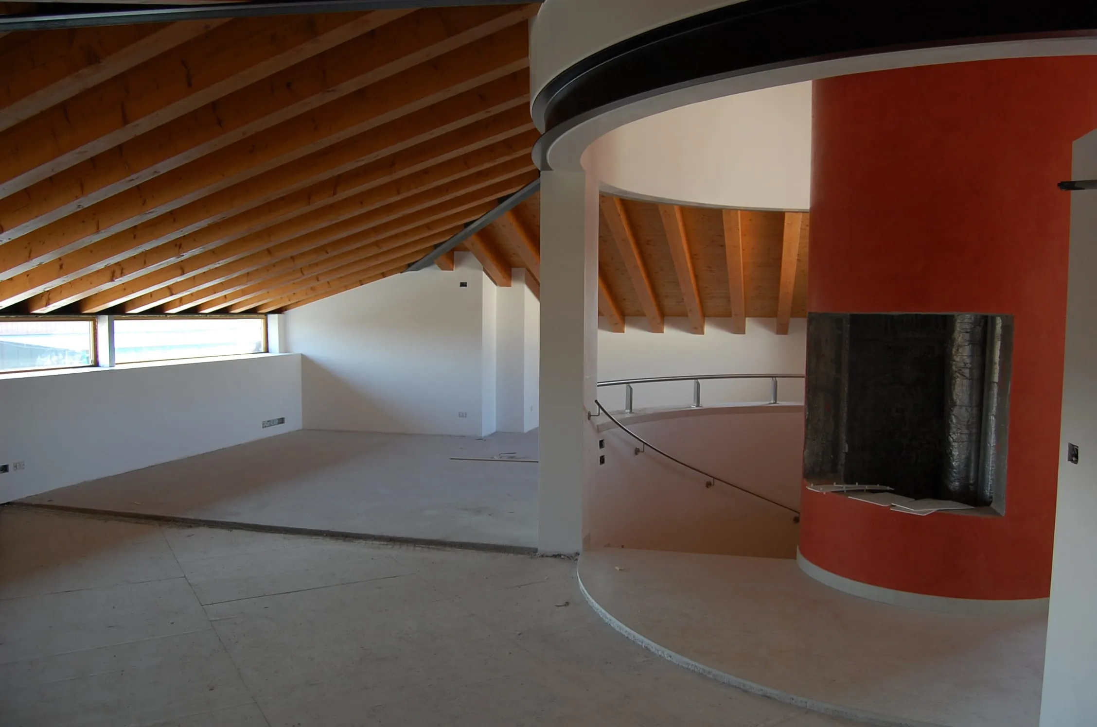 Casa GL, interno con scala curva e soffitto in legno