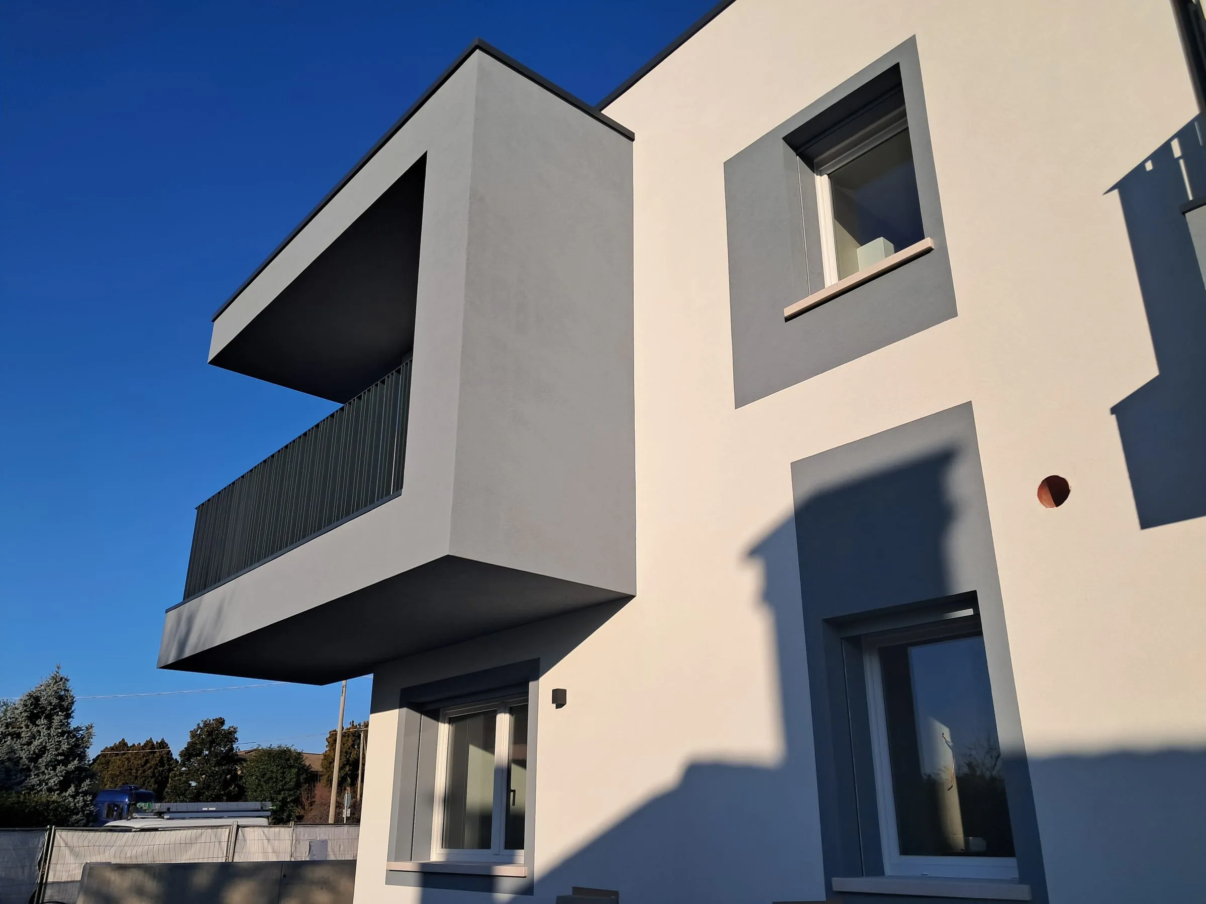Ca’ Montello, dettaglio del terrazzo a sbalzo