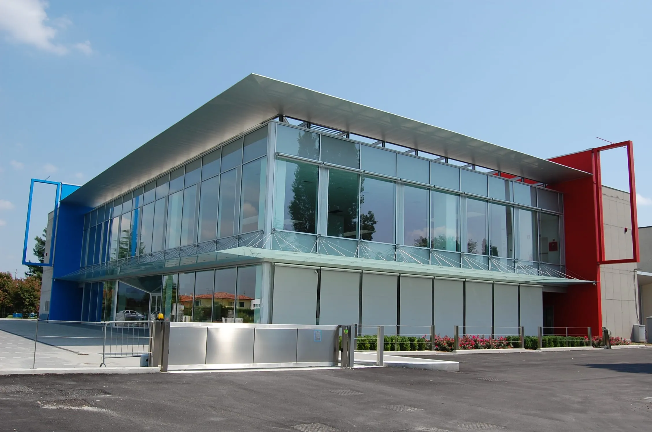 De Toni Expo, showroom con facciata continua vetrata
