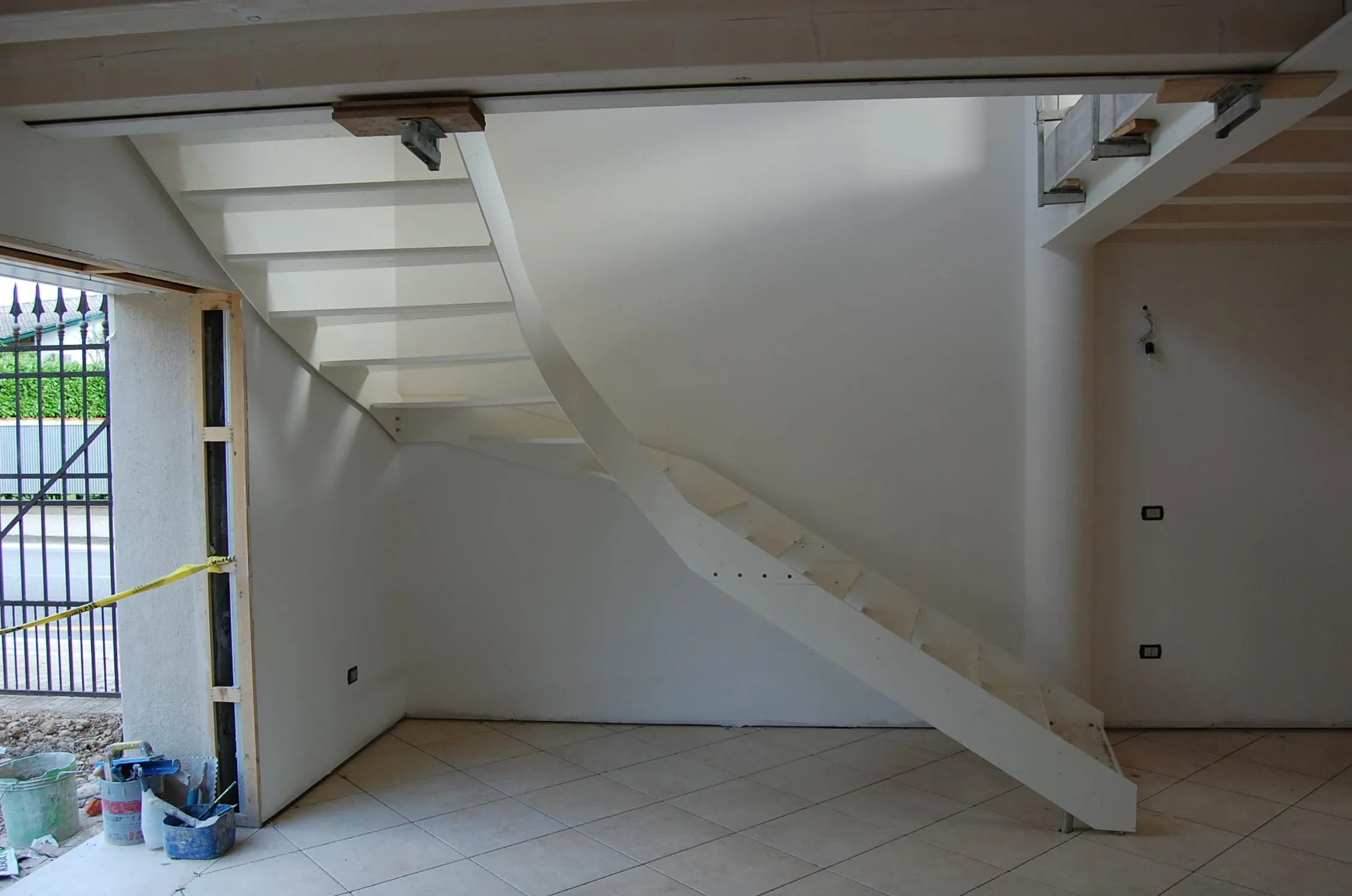 Casa GU, scala interna bianca a doppia altezza
