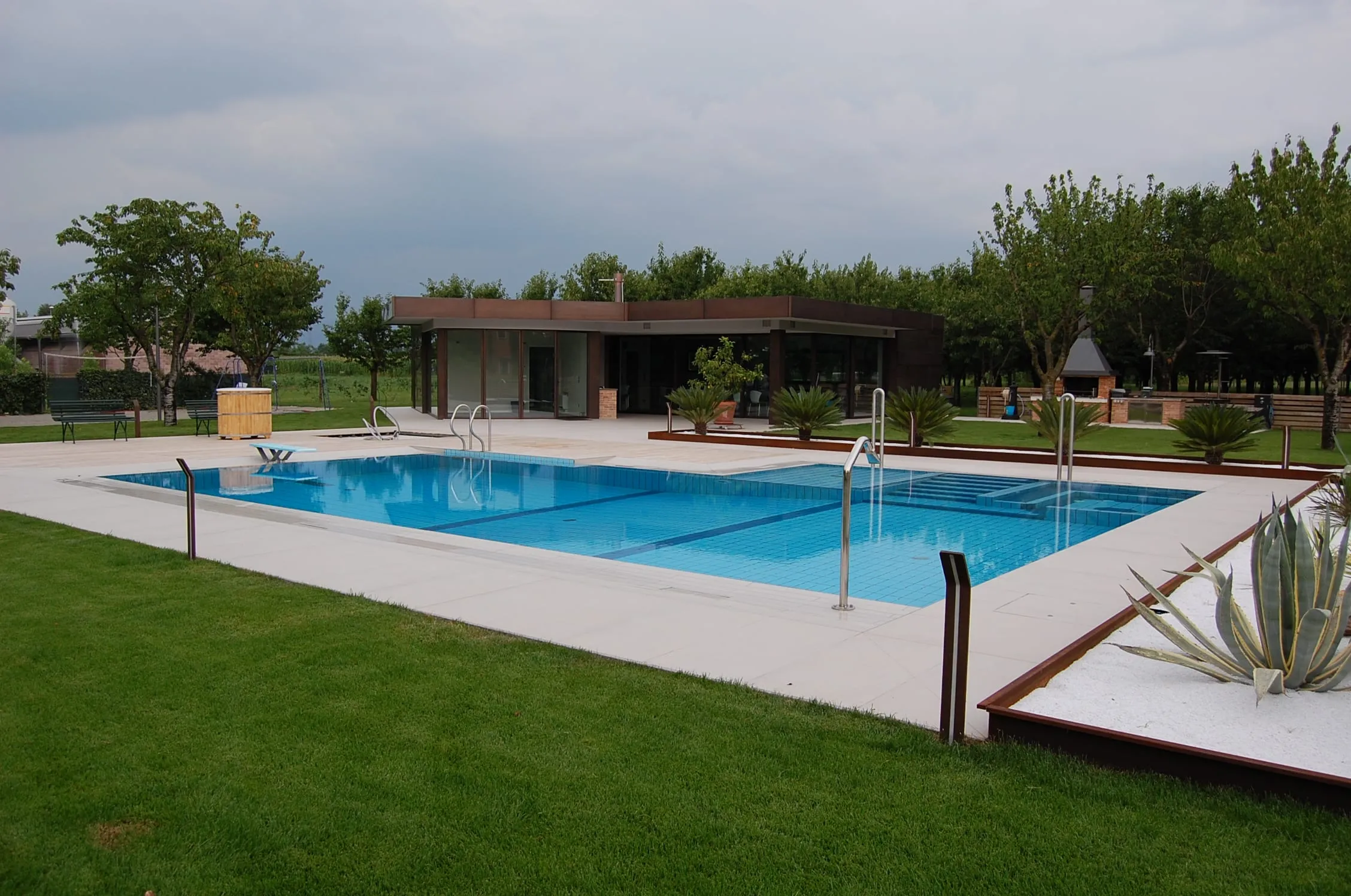 Piscina Brombal, vasca e padiglione nel giardino