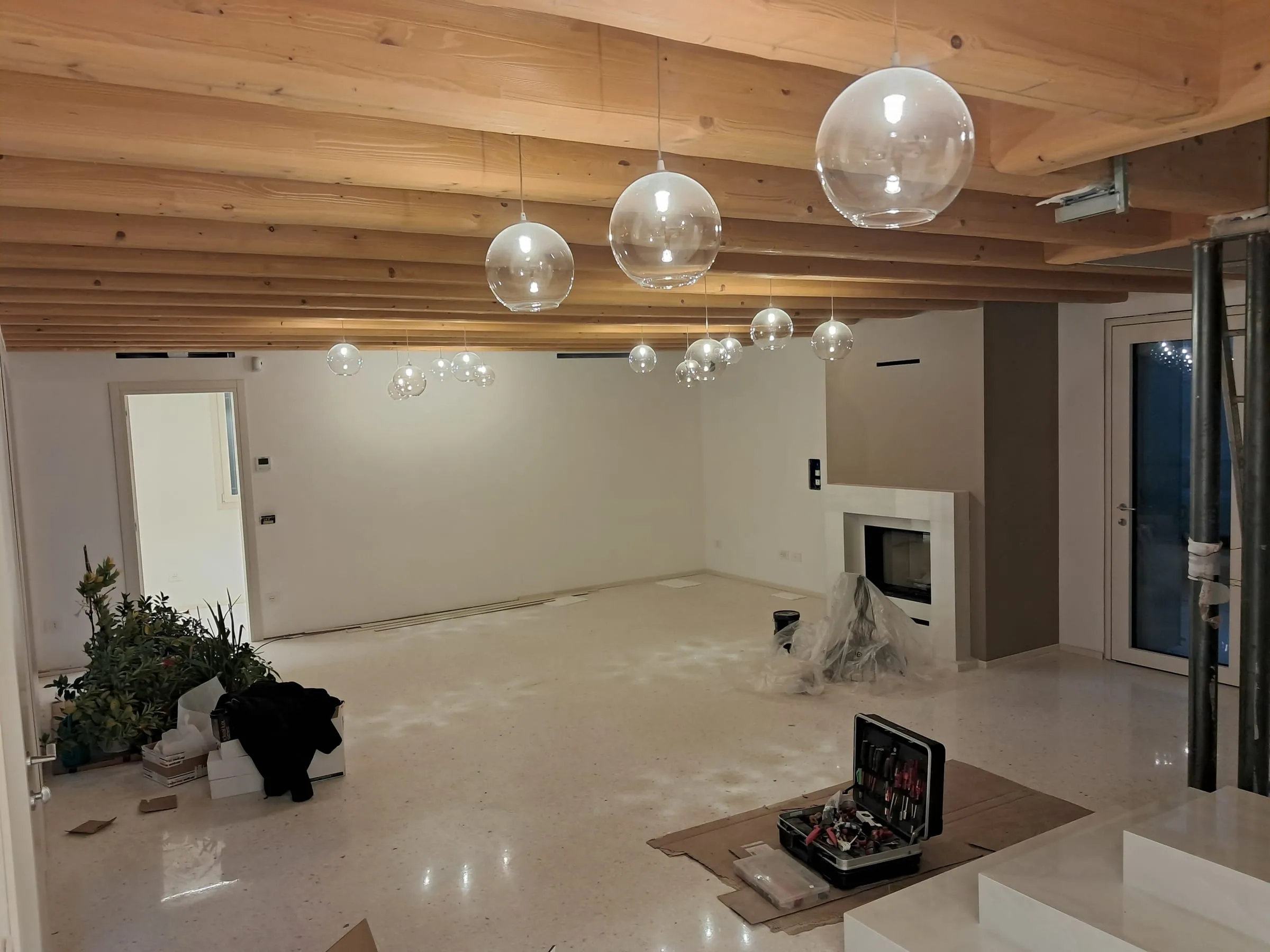 Casa C, zona giorno con soffitto in travi di legno