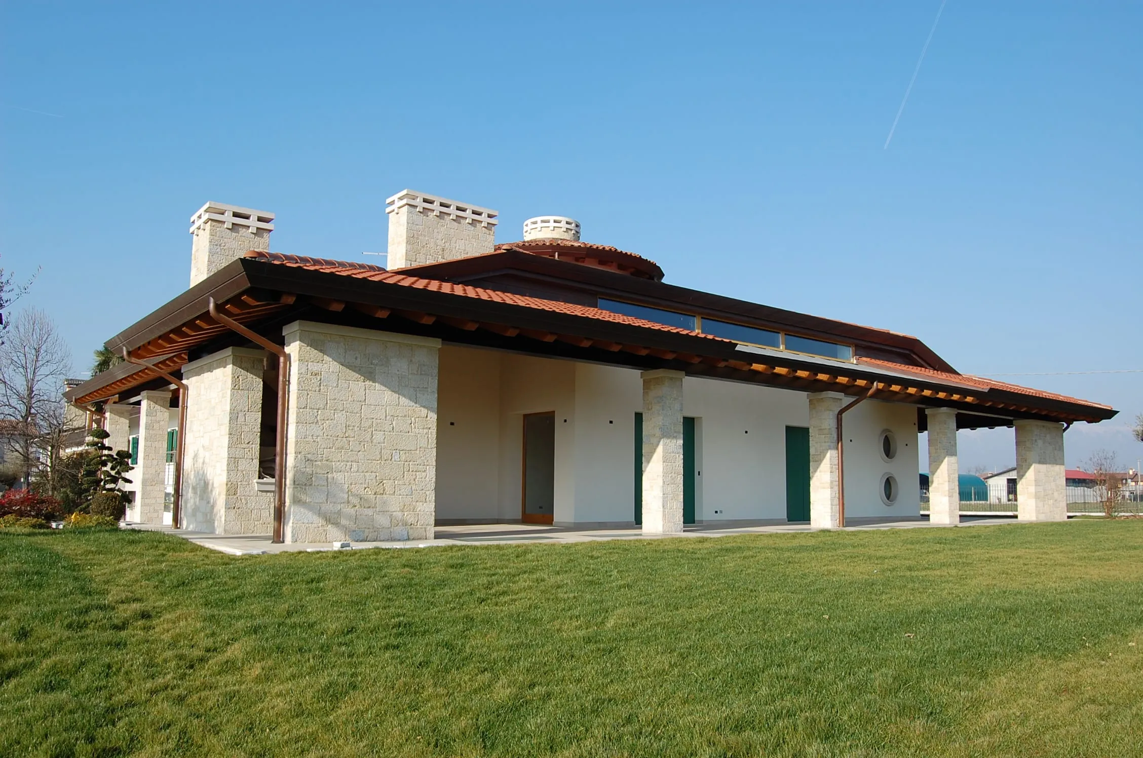 Casa GL, esterno con portico e rivestimento in pietra